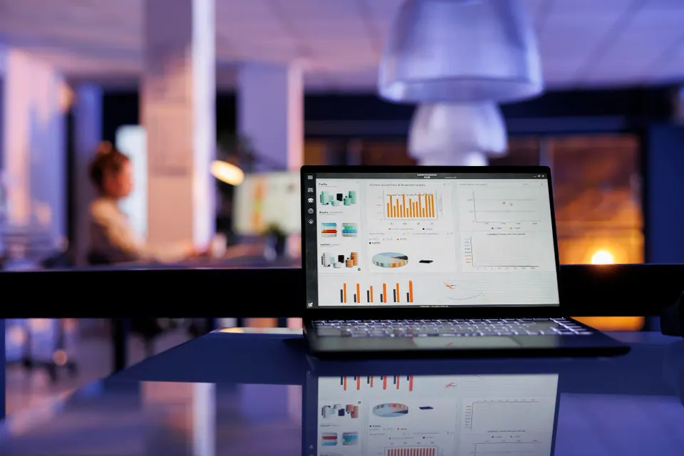 Dashboard met omzet- en ordercijfers op een laptop