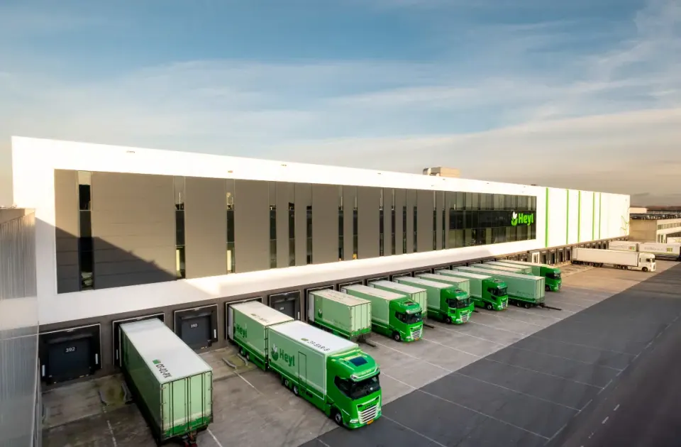 Distributiecentrum van W.K. Heyl Jr. met vrachtwagens aan de laaddocks